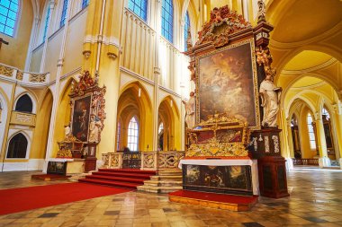 KUTNA HORA, CZECH REUBLIC - 9 Mart 2022: Sedlec Katedrali 'ndeki boyanmış ikonlar ve süslemeler (Meryem Ana ve Aziz Yahya' nın Varsayımı Kilisesi), 9 Mart 'ta Kutna Hora' da