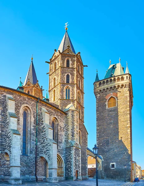 チェコ共和国コリンのブランドロヴァ通りにあるゴシック様式の聖バーソロミュー教区教会の鐘楼 — ストック写真