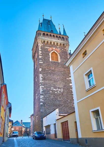 Wąska Ulica Brandlova Widokiem Średniowieczną Kamienną Dzwonnicę Kościoła Parafialnego Bartłomieja — Zdjęcie stockowe
