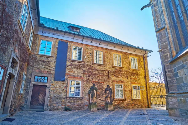 Die Fassade Des Steinernen Dvorakovo Museums Hof Der Pfarrkirche Bartholomäus — Stockfoto