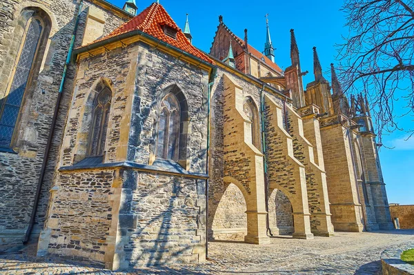 Boční Stěna Středověkého Farního Kostela Bartoloměje Mohutnými Kamennými Pilíři Kolín — Stock fotografie