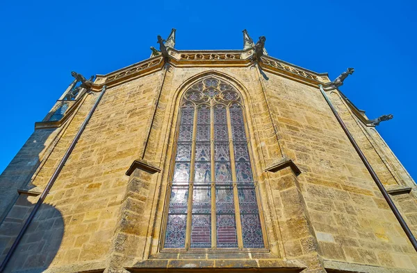 捷克共和国科林市圣巴多罗缪教区教堂的顶部 有石碑和大彩绘玻璃窗 — 图库照片