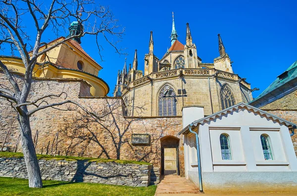 捷克共和国科林市Bartholomew山上中世纪哥特式圣巴多罗缪教区教堂周围的历史石墙 — 图库照片