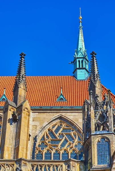 Detalhes Exterior Igreja Gótica São Bartolomeu Com Vitrais Decorações Esculpidas — Fotografia de Stock