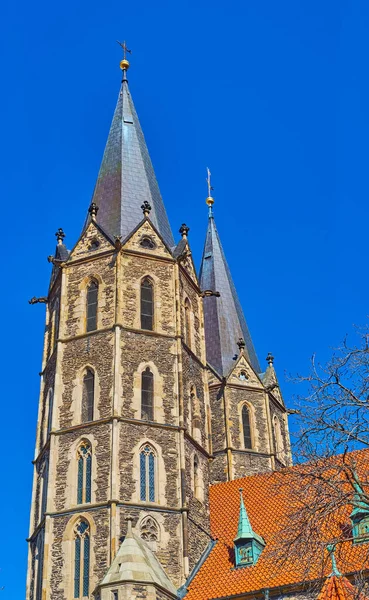 捷克共和国科林市中世纪圣巴托罗缪教区教堂的高大石钟塔 — 图库照片