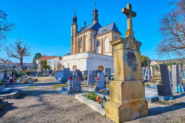 Das Alte Steinkreuz Auf Dem Friedhof Vor Der Alten Kapelle — Stockfoto