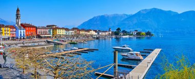 Eski Ascona 'nın panoramik silueti. Uzun Aziz Peter ve Paul Kilisesi ve İsviçre' nin Maggiore Gölü 'nün arkasındaki Alpler.