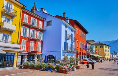 Göl kenarı Piazza Giuseppe Motta 'nın renkli konutları Ascona, Ticino, İsviçre' nin ziyaret kartıdır.