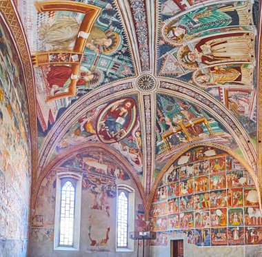 ASKONA, SWitzERLAND - 28 Mart 2022: Santa Maria della Misericordia Kilisesi 'ndeki renkli tarihi freskler, 28 Mart' ta Ascona 'da