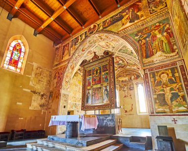ASKONA, SWitzERLAND - 28 Mart 2022: Santa Maria della Misericordia Kilisesi 'nin ortaçağ freskleri ve süslü ana sunağı, 28 Mart' ta Ascona 'da