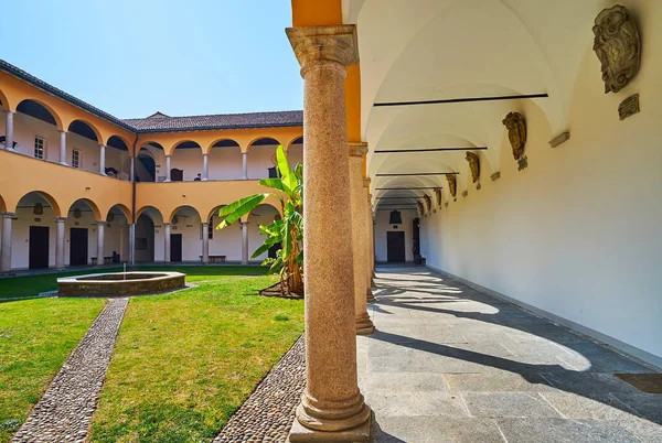 Arcada Sombreada Medieval Con Techo Abovedado Pilares Piedra Patio Collegio — Foto de Stock