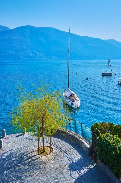 Wazige Alpen Het Lago Maggiore Met Jachten Schommelend Golven Ascona — Stockfoto