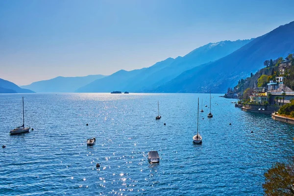 瑞士阿斯科纳 Maggiore湖上闪闪发光的波纹面 上有白色的小游艇 在波浪中颠簸 — 图库照片