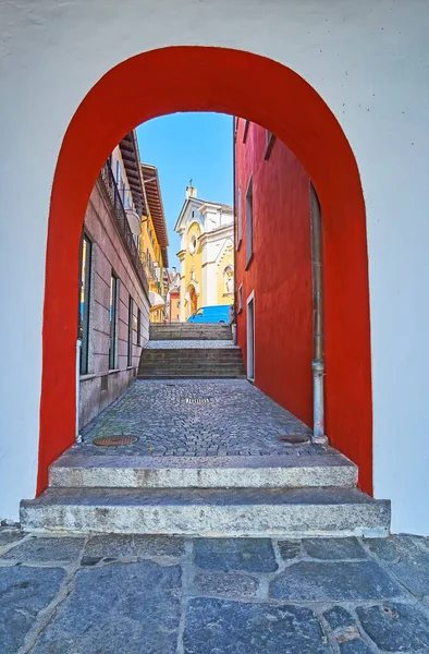 Wąska Ulica Contrada San Pietro Kolorowym Łukowym Przejściem Kamiennymi Schodami — Zdjęcie stockowe