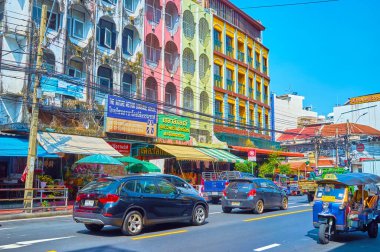 BANGKOK, THAILAND - 23 Nisan 2019: Banglampoo Mahallesi merkez caddelerinde 23 Nisan 'da Bangkok, Tayland' da trafik