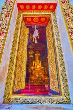 Wat Bowonniwet Vihara tapınağındaki ana tapınağın ana giriş kapısı, Bangkok, Tayland