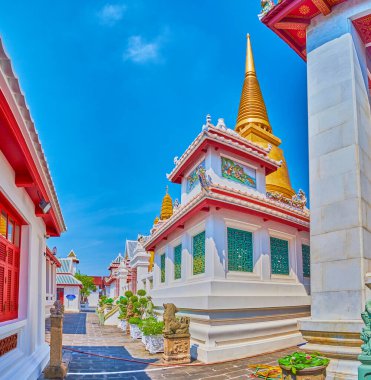 Bangkok, Tayland 'daki en kutsal tapınaklardan biri olan Wat Bowonniwet Vihara' nın avlusu.