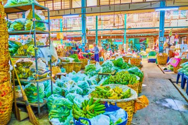 BANGKOK, THAILAND - 23 Nisan 2019: Wang Burapha Phirom ilçesinin tarım pazarındaki meyve ve sebze tezgahları, 23 Nisan 'da Bangkok, Tayland