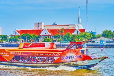 BANGKOK, THAILAND - 23 Nisan 2019: 23 Nisan 'da Bangkok, Tayland' da Chao Phraya nehri boyunca büyük yolcu gemisi denize açıldı