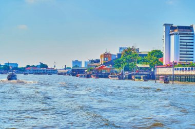 Bangkok 'un orta kesimindeki Chao Phraya nehrinde Tayland' da sayısız yolcu teknesi ile günlük faaliyet