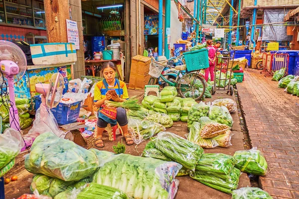 Bangkok Thailand April 2019 Продавець Сидить Серед Купи Зелені Трав — стокове фото