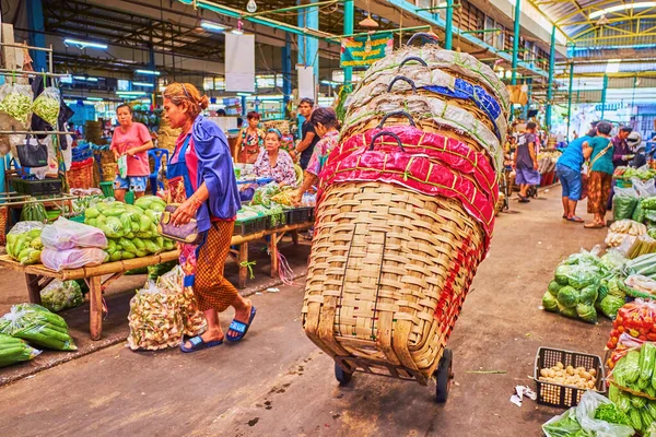 バンコク エイプリル社2019年4月23日 ポーターは タイのバンコクで4月23日に開催された王Burapha Philom農業市場で大きなバスケットを持つカートを引きます — ストック写真