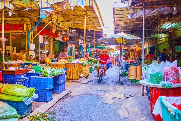BANGKOK, THAILAND - 23 Nisan 2019: Meyve, sebze ve yeşillik satan sebze tezgahları arasındaki ara sokak, Wang Burapha Phirom tarım pazarı, 23 Nisan 'da Bangkok, Tayland' da