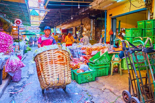 Bangkok Thailand Abril 2019 Porteiro Empurrando Carrinho Com Cesta Malha — Fotografia de Stock