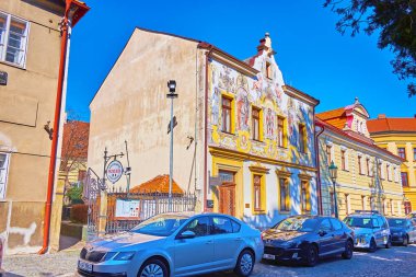 KUTNA HORA, CZECH REUBLIC - 9 Mart 2022: Havlickovo Meydanı 'nda, 9 Mart' ta Kutna Hora 'da bulunan Üç Kral Evi' nin zengin dekore edilmiş freskli duvarı