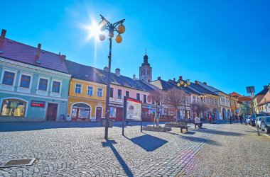 KUTNA HORA, CZECH REUBLIC - 9 Mart 2022: Palackeho Meydanı 'ndaki renkli tarihi evler, 9 Mart' ta Kutna Hora 'da gün ortası güneşiyle aydınlandı