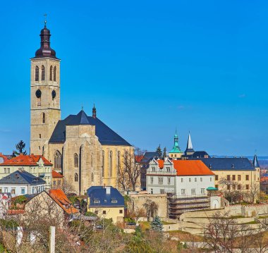 Taş duvar, Kutna Hora, Çek Cumhuriyeti ile çevrili Ortaçağ St. James Kilisesi ve İtalyan Saray Sarayı