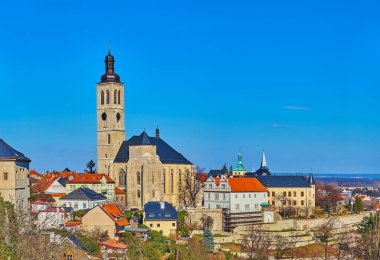 Kutna Hora 'nın ufuk çizgisi St. James Kilisesi ve İtalya Sarayı' nın yüksek çan kulesi, Çek Cumhuriyeti