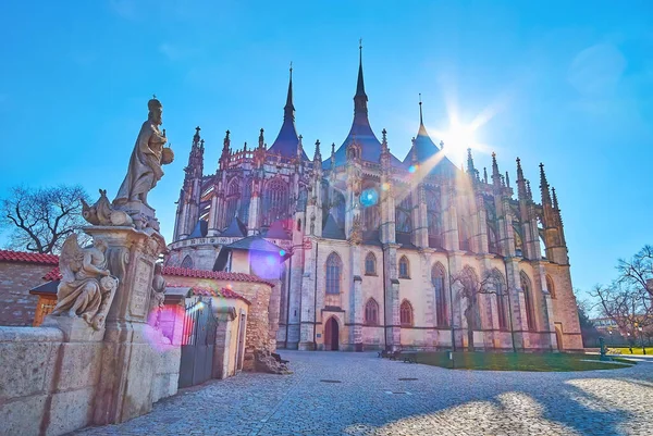 Sol Brilhante Sobre Catedral Gótica Santa Bárbara Estátua Pedra Imperador — Fotografia de Stock