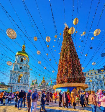 KYIV, UKRAINE - 2 Ocak 2022: Ana Noel Ağacı ve Aziz Sophia Katedrali, 2 Ocak 'ta Ukrayna' nın başkenti Kyiv 'de
