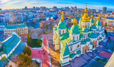 Güneşli kış gününde Zil Kulesi 'nin tepesinden katedralle Aziz Sophia Ulusal Sığınağı' nın panoramik manzarası, Kyiv, Ukrayna