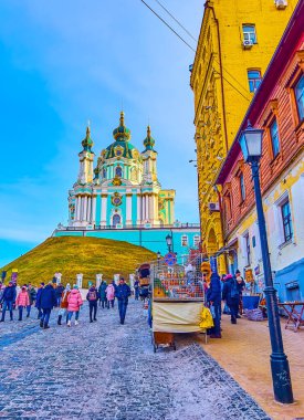 KYIV, UKRAINE - 2 Ocak 2022: St Andres Kilisesi, Kyiv şehrinin 2 Ocak 'ta Ukrayna' nın başkenti Ukrayna 'nın başkenti Kyiv' de bulunan Andrew 's Descent tepesinde bulunan bir ziyaret kartıdır.