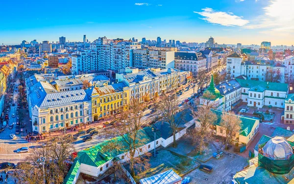 Kyiv Ukraine January 2022 ウクライナのキエフで1月2日に 聖ソフィア大聖堂の鐘楼からVolodmyrska通りのトラフィックのトップビュー — ストック写真