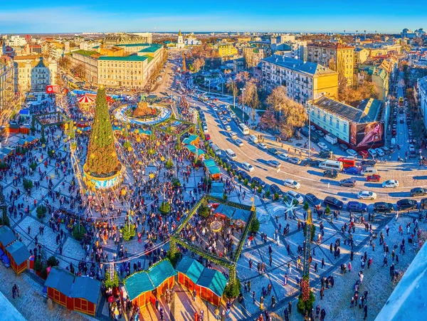 Kyiv Ukraine January 2022 ウクライナのキエフで1月2日に 聖ソフィア大聖堂から混雑したクリスマスフェア クリスマスツリーや歴史的な都市住宅で装飾されたソフィア広場 — ストック写真