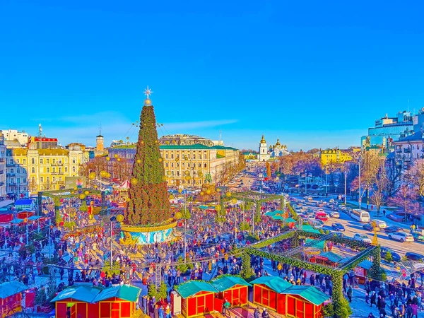 Kyiv Ukraine 2022年1月2日 ウクライナのキエフで1月2日に クリスマスのお祝いの間に中央市の広場 ソフィア広場の一番上のビュー — ストック写真