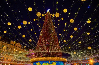 Parlak süslemeler ve ışık çelenkleriyle ana Noel Ağacı Ukrayna 'nın başkenti Kyiv' in Sophia Meydanı 'nı süslüyor.