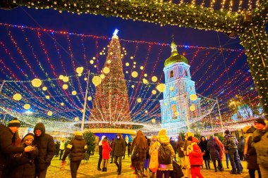 KYIV, UKRAINE - 28 Aralık 2021: Akşam Sofya Meydanı 'nda ana Noel Ağacı ile Noel Fuarı dekoratif kapısı manzaralı, 28 Aralık' ta Ukrayna 'nın başkenti Kyiv' de