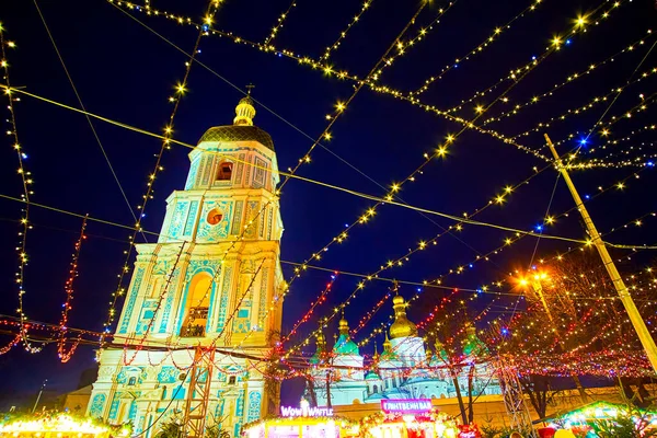 Kiew Ukraine Dezember 2021 Glockenturm Der Sophienkathedrale Hinter Den Weihnachtsgirlanden — Stockfoto