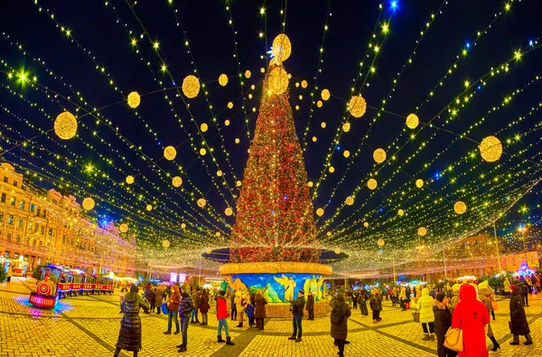 Kyiv Ukraine 2021年12月28日 ウクライナのキエフで12月28日に 暗い冬の空に対して明るい光と色のガーランドでメインシティクリスマスツリー — ストック写真