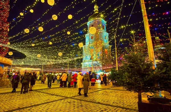 Kyiv Ukraine December 2021 12月28日にウクライナのキエフで 聖ソフィア大聖堂の背の高い鐘楼を背景にクリスマスツリー ガーランド ライトで飾られたソフィア広場 — ストック写真