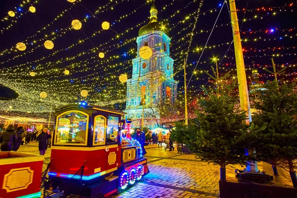 Kyiv Ukraine December 2021 12月28日にウクライナのキエフで 混雑したクリスマスフェア メインクリスマスツリー 乗馬観光列車と聖ソフィア礼拝堂と装飾されたソフィア広場 — ストック写真
