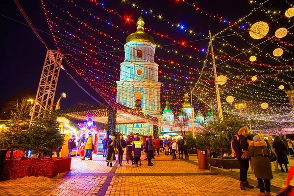 Kyiv Ukraine 2021年12月28日 ウクライナのキエフで12月28日に 聖ソフィア大聖堂の美しいメインクリスマスツリー クリスマスフェアと鐘楼のあるソフィア広場 — ストック写真