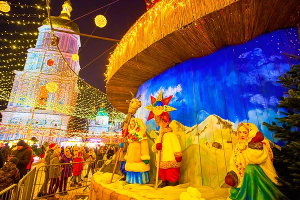 Kiew Ukraine Dezember 2021 Weihnachtsmarkt Mit Farbigen Hölzernen Weihnachtsliedern Kinderskulpturen — Stockfoto