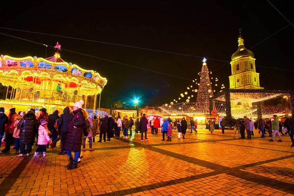 Kiew Ukraine Dezember 2021 Abendlicher Weihnachtsmarkt Mit Beleuchtetem Karussell Weihnachtsbaum — Stockfoto