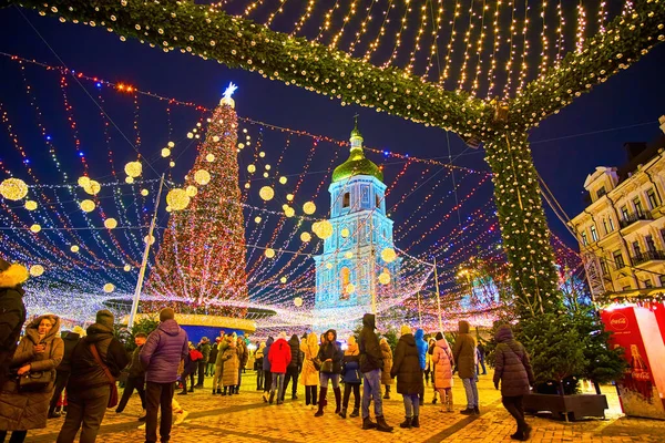 Kyiv Ukraine 2021年12月28日 ウクライナのキエフで12月28日に 背が高く豪華な装飾が施された主クリスマスツリーのクリスマスフェアの装飾ゲートを望むソフィア広場の夜 — ストック写真