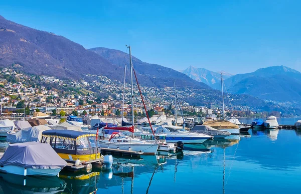 Linea Barche Yacht Ormeggiati Sul Lago Maggiore Con Pendii Alpini — Foto Stock